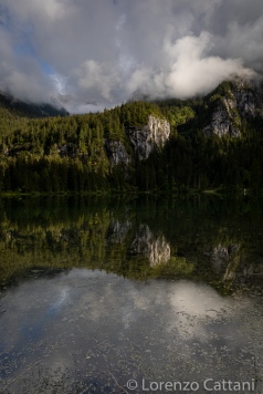è un lago alpino situato nella val di Tovel, sul territorio del comune di Ville d'Anaunia in Val di Non (Provincia di Trento), a un'altitudine di 1178 m s.l.m. e all'interno del Parco Naturale Adamello-Brenta. La valle si insinua dall’abitato di Tuenno per 17 km tra il Monte Peller a ovest e il massiccio della Campa a est, fino all'imponente circo roccioso delle Dolomiti di Brenta che circoscrive l'alta valle, dove è situato il lago. È stato anche chiamato "lago rosso" per il fenomeno dell'arrossamento delle sue acque, che avveniva fino al 1964 per azione di un'alga (Tovellia sanguinea). I recenti studi hanno stabilito che la sparizione del fenomeno dell'arrossamento sia dovuta alla mancanza del carico organico (azoto e fosforo) proveniente dalle modalità di monticazione (transumanza) delle mandrie di bovini che pascolavano nei pressi del lago. Queste sostanze, confluendo nel lago, contribuivano in maniera determinante alla fioritura della Tovellia sanguinea. Dagli anni sessanta il cambiamento della gestione degli animali in malga e la quasi totale scomparsa delle greggi che soggiornavano nei pascoli alti, spiegano la diminuzione dell'apporto di questo carico organico e quindi la cessazione del fenomeno di fioritura dell'alga.